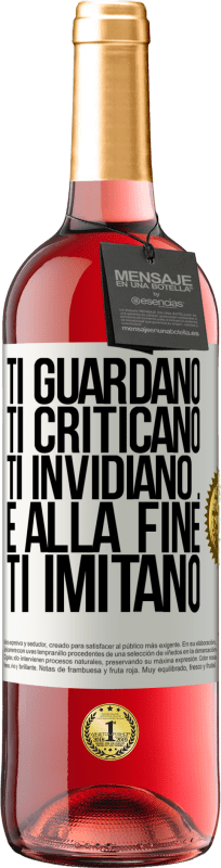 29,95 € | Vino rosato Edizione ROSÉ Ti guardano, ti criticano, ti invidiano ... e alla fine ti imitano Etichetta Bianca. Etichetta personalizzabile Vino giovane Raccogliere 2023 Tempranillo