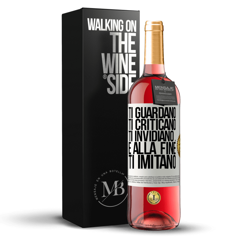 29,95 € Spedizione Gratuita | Vino rosato Edizione ROSÉ Ti guardano, ti criticano, ti invidiano ... e alla fine ti imitano Etichetta Bianca. Etichetta personalizzabile Vino giovane Raccogliere 2024 Tempranillo