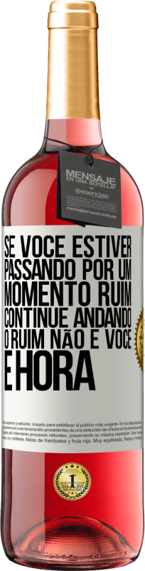 29,95 € | Vinho rosé Edição ROSÉ Se você estiver passando por um momento ruim, continue andando. O ruim não é você, é hora Etiqueta Branca. Etiqueta personalizável Vinho jovem Colheita 2023 Tempranillo