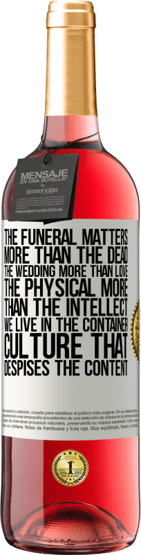 «Похороны важнее, чем мертвые, свадьба - больше, чем любовь, физическое - больше, чем интеллект. Мы живем в контейнерной» Издание ROSÉ