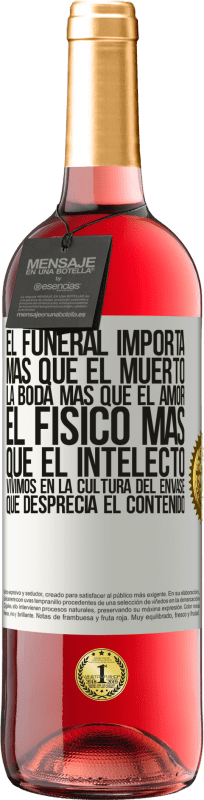 29,95 € | Vino Rosado Edición ROSÉ El funeral importa más que el muerto, la boda más que el amor, el físico más que el intelecto. Vivimos en la cultura del Etiqueta Blanca. Etiqueta personalizable Vino joven Cosecha 2025 Tempranillo