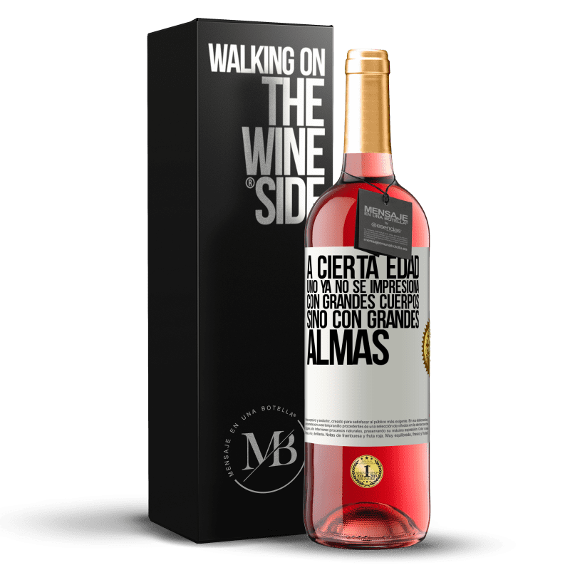 29,95 € Envío gratis | Vino Rosado Edición ROSÉ A cierta edad uno ya no se impresiona con grandes cuerpos, sino con grandes almas Etiqueta Blanca. Etiqueta personalizable Vino joven Cosecha 2022 Tempranillo