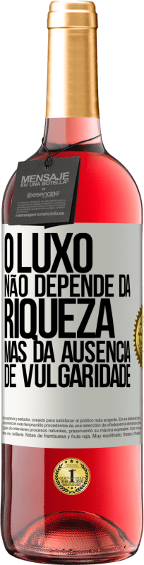 Envio grátis | Vinho rosé Edição ROSÉ O luxo não depende da riqueza, mas da ausência de vulgaridade Etiqueta Branca. Etiqueta personalizável Vinho jovem Colheita 2023 Tempranillo