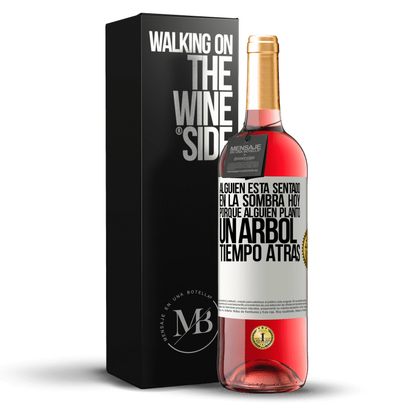 29,95 € Envío gratis | Vino Rosado Edición ROSÉ Alguien está sentado en la sombra hoy, porque alguien plantó un árbol tiempo atrás Etiqueta Blanca. Etiqueta personalizable Vino joven Cosecha 2022 Tempranillo