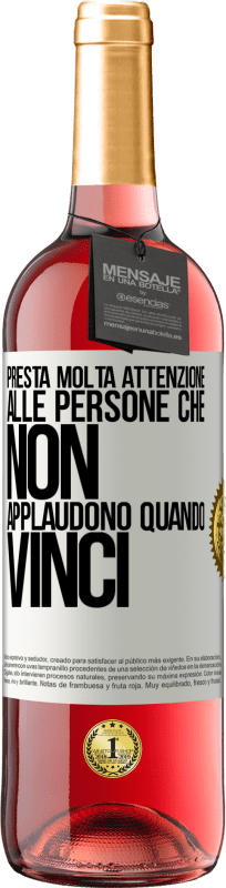 29,95 € | Vino rosato Edizione ROSÉ Presta molta attenzione alle persone che non applaudono quando vinci Etichetta Bianca. Etichetta personalizzabile Vino giovane Raccogliere 2024 Tempranillo