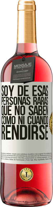 29,95 € | Vino Rosado Edición ROSÉ Soy de esas personas raras que no saben cómo ni cuándo rendirse Etiqueta Blanca. Etiqueta personalizable Vino joven Cosecha 2024 Tempranillo