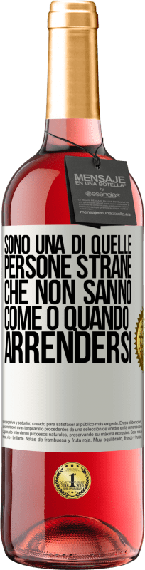 29,95 € Spedizione Gratuita | Vino rosato Edizione ROSÉ Sono una di quelle persone strane che non sanno come o quando arrendersi Etichetta Bianca. Etichetta personalizzabile Vino giovane Raccogliere 2024 Tempranillo