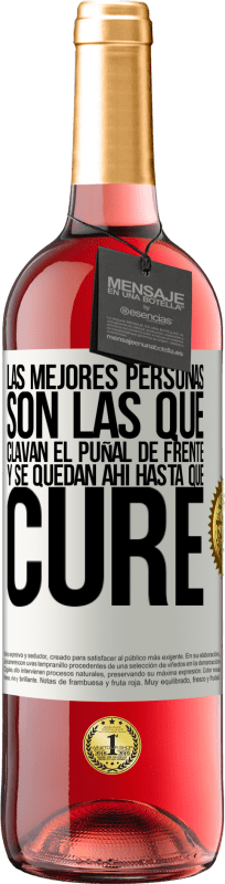 29,95 € Envío gratis | Vino Rosado Edición ROSÉ Las mejores personas son las que clavan el puñal de frente y se quedan ahí hasta que cure Etiqueta Blanca. Etiqueta personalizable Vino joven Cosecha 2023 Tempranillo