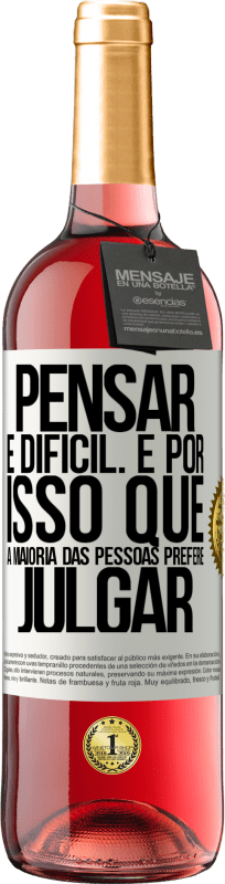 29,95 € | Vinho rosé Edição ROSÉ Pensar é difícil. É por isso que a maioria das pessoas prefere julgar Etiqueta Branca. Etiqueta personalizável Vinho jovem Colheita 2023 Tempranillo