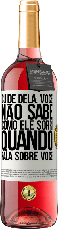 29,95 € Envio grátis | Vinho rosé Edição ROSÉ Cuide dela. Você não sabe como ele sorri quando fala sobre você Etiqueta Branca. Etiqueta personalizável Vinho jovem Colheita 2024 Tempranillo