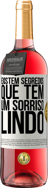 «Existem segredos que têm um sorriso lindo» Edição ROSÉ