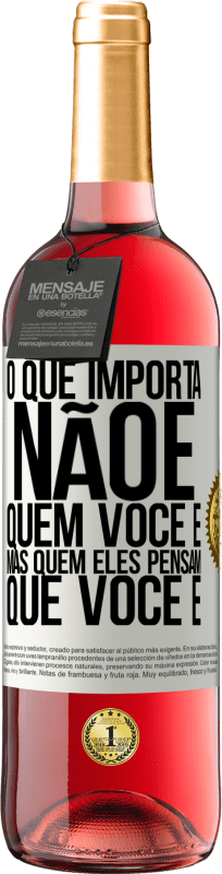 29,95 € Envio grátis | Vinho rosé Edição ROSÉ O que importa não é quem você é, mas quem eles pensam que você é Etiqueta Branca. Etiqueta personalizável Vinho jovem Colheita 2025 Tempranillo