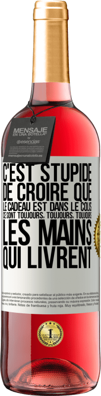 «C'est stupide de croire que le cadeau est dans le colis. Ce sont toujours, toujours, toujours les mains qui livrent» Édition ROSÉ