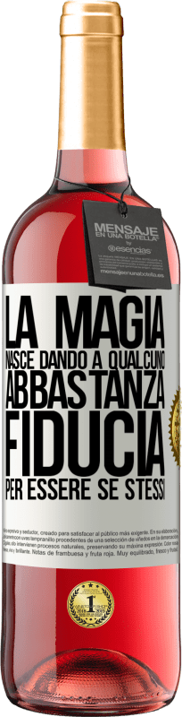 29,95 € Spedizione Gratuita | Vino rosato Edizione ROSÉ La magia nasce dando a qualcuno abbastanza fiducia per essere se stessi Etichetta Bianca. Etichetta personalizzabile Vino giovane Raccogliere 2025 Tempranillo