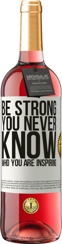 29,95 € Envío gratis | Vino Rosado Edición ROSÉ Be strong. You never know who you are inspiring Etiqueta Blanca. Etiqueta personalizable Vino joven Cosecha 2025 Tempranillo