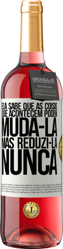 29,95 € | Vinho rosé Edição ROSÉ Ela sabe que as coisas que acontecem podem mudá-la, mas reduzi-la, nunca Etiqueta Branca. Etiqueta personalizável Vinho jovem Colheita 2024 Tempranillo