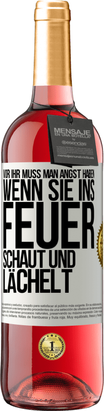 29,95 € | Roséwein ROSÉ Ausgabe Vor ihr muss man Angst haben, wenn sie ins Feuer schaut und lächelt Weißes Etikett. Anpassbares Etikett Junger Wein Ernte 2025 Tempranillo