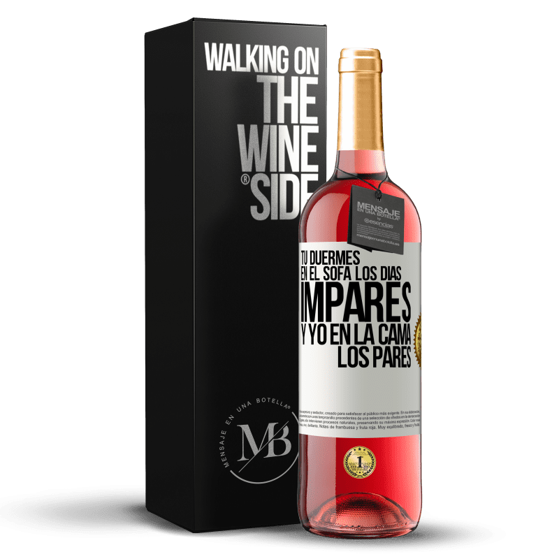 29,95 € Envío gratis | Vino Rosado Edición ROSÉ Tú duermes en el sofá los días impares y yo en la cama los pares Etiqueta Blanca. Etiqueta personalizable Vino joven Cosecha 2022 Tempranillo