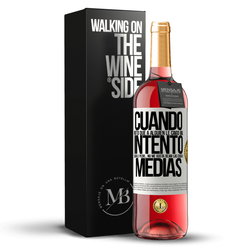 29,95 € Envío gratis | Vino Rosado Edición ROSÉ Cuando noto que a alguien le caigo mal, intento caerle peor... no me gusta dejar las cosas a medias Etiqueta Blanca. Etiqueta personalizable Vino joven Cosecha 2024 Tempranillo