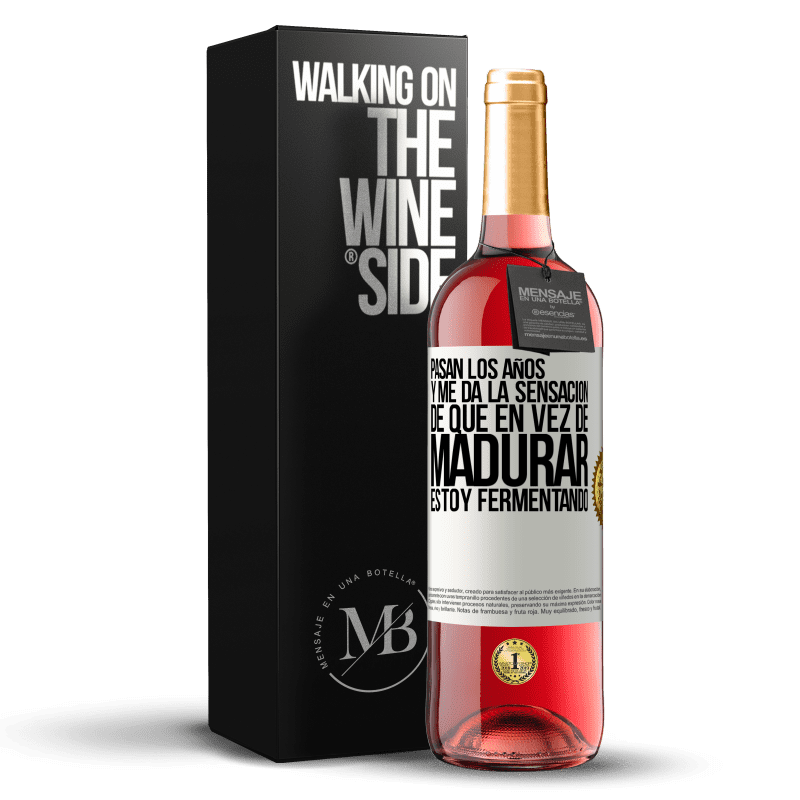 29,95 € Envío gratis | Vino Rosado Edición ROSÉ Pasan los años y me da la sensación de que en vez de madurar, estoy fermentando Etiqueta Blanca. Etiqueta personalizable Vino joven Cosecha 2024 Tempranillo