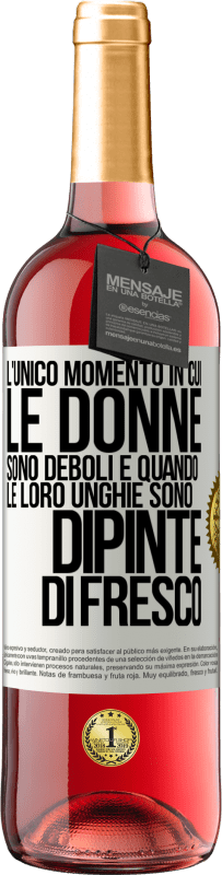 Spedizione Gratuita | Vino rosato Edizione ROSÉ L'unico momento in cui le donne sono deboli è quando le loro unghie sono dipinte di fresco Etichetta Bianca. Etichetta personalizzabile Vino giovane Raccogliere 2023 Tempranillo