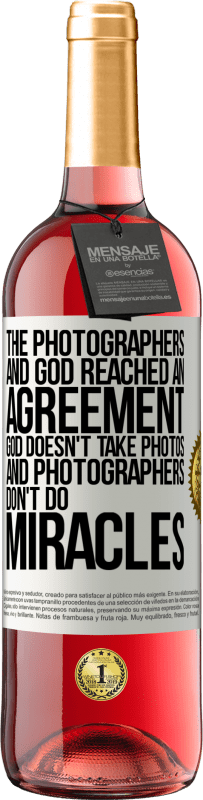 29,95 € Бесплатная доставка | Розовое вино Издание ROSÉ Фотографы и Бог пришли к соглашению. Бог не фотографирует, а фотографы не творят чудес Белая этикетка. Настраиваемая этикетка Молодое вино Урожай 2025 Tempranillo