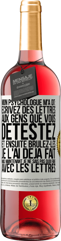 «Mon psychologue m'a dit: écrivez des lettres aux gens que vous détestez et ensuite brûlez-les. Je l'ai déjà fait, mais maintenan» Édition ROSÉ