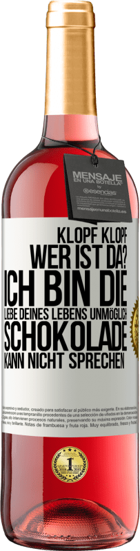 Kostenloser Versand | Roséwein ROSÉ Ausgabe Klopf klopf. Wer ist da? Ich bin die Liebe deines Lebens. Unmöglich, Schokolade kann nicht sprechen Weißes Etikett. Anpassbares Etikett Junger Wein Ernte 2023 Tempranillo