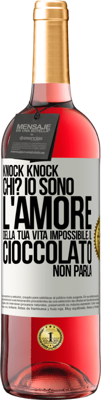 Spedizione Gratuita | Vino rosato Edizione ROSÉ Knock Knock. Chi? Io sono l'amore della tua vita Impossibile, il cioccolato non parla Etichetta Bianca. Etichetta personalizzabile Vino giovane Raccogliere 2023 Tempranillo