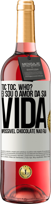 Envio grátis | Vinho rosé Edição ROSÉ TOC Toc. Who? Eu sou o amor da sua vida. Impossível chocolate não fala Etiqueta Branca. Etiqueta personalizável Vinho jovem Colheita 2023 Tempranillo