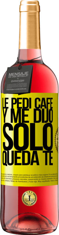 29,95 € Spedizione Gratuita | Vino rosato Edizione ROSÉ Le pedí café y me dijo: Sólo queda té Etichetta Gialla. Etichetta personalizzabile Vino giovane Raccogliere 2025 Tempranillo