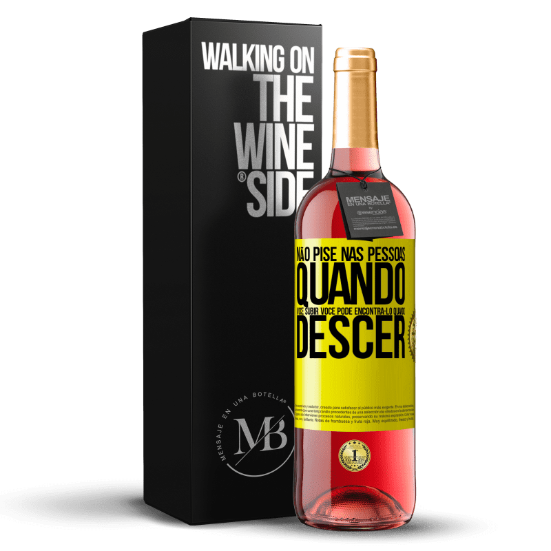 29,95 € Envio grátis | Vinho rosé Edição ROSÉ Não pise nas pessoas quando você subir, você pode encontrá-lo quando descer Etiqueta Amarela. Etiqueta personalizável Vinho jovem Colheita 2024 Tempranillo