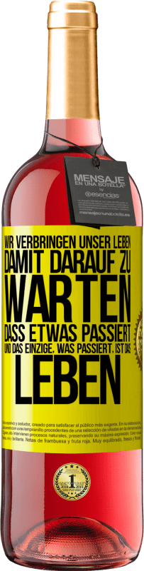 29,95 € | Roséwein ROSÉ Ausgabe Wir verbringen unser Leben damit, darauf zu warten, dass etwas passiert, und das Einzige, was passiert, ist das Leben Gelbes Etikett. Anpassbares Etikett Junger Wein Ernte 2024 Tempranillo