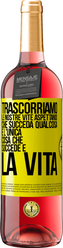 Spedizione Gratuita | Vino rosato Edizione ROSÉ Trascorriamo le nostre vite aspettando che succeda qualcosa e l'unica cosa che succede è la vita Etichetta Gialla. Etichetta personalizzabile Vino giovane Raccogliere 2023 Tempranillo