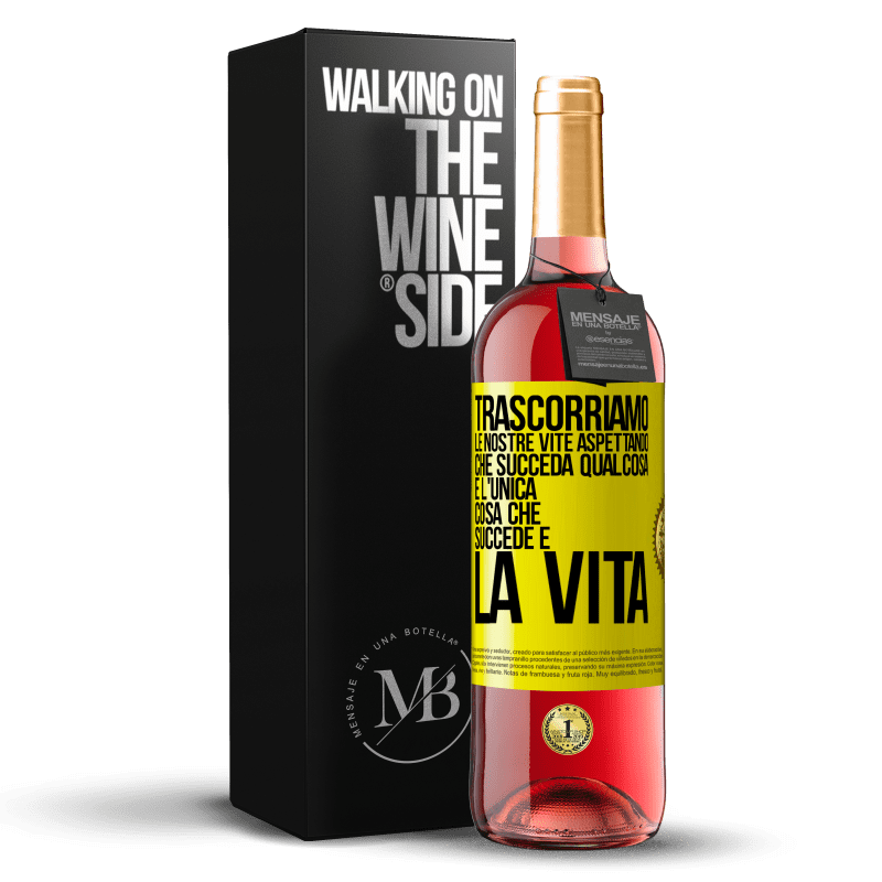 29,95 € Spedizione Gratuita | Vino rosato Edizione ROSÉ Trascorriamo le nostre vite aspettando che succeda qualcosa e l'unica cosa che succede è la vita Etichetta Gialla. Etichetta personalizzabile Vino giovane Raccogliere 2025 Tempranillo