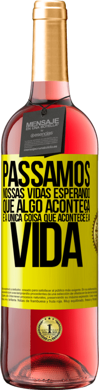 29,95 € | Vinho rosé Edição ROSÉ Passamos nossas vidas esperando que algo aconteça, e a única coisa que acontece é a vida Etiqueta Amarela. Etiqueta personalizável Vinho jovem Colheita 2024 Tempranillo