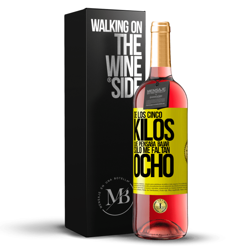 29,95 € Envío gratis | Vino Rosado Edición ROSÉ De los cinco kilos que pensaba bajar, sólo me faltan ocho Etiqueta Amarilla. Etiqueta personalizable Vino joven Cosecha 2024 Tempranillo