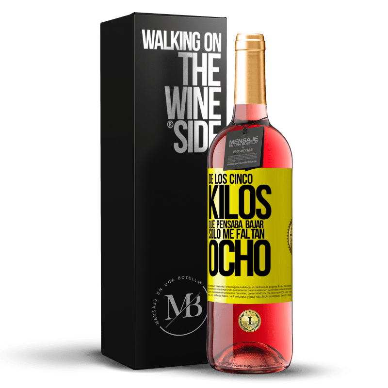 29,95 € Envío gratis | Vino Rosado Edición ROSÉ De los cinco kilos que pensaba bajar, sólo me faltan ocho Etiqueta Amarilla. Etiqueta personalizable Vino joven Cosecha 2025 Tempranillo