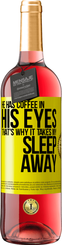 29,95 € | ロゼワイン ROSÉエディション 彼は目の中にコーヒーを持っているので、それは私の睡眠を奪います 黄色のラベル. カスタマイズ可能なラベル 若いワイン 収穫 2023 Tempranillo