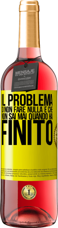 29,95 € Spedizione Gratuita | Vino rosato Edizione ROSÉ Il problema di non fare nulla è che non sai mai quando hai finito Etichetta Gialla. Etichetta personalizzabile Vino giovane Raccogliere 2025 Tempranillo