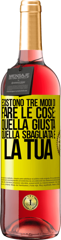 29,95 € Spedizione Gratuita | Vino rosato Edizione ROSÉ Esistono tre modi di fare le cose: quella giusta, quella sbagliata e la tua Etichetta Gialla. Etichetta personalizzabile Vino giovane Raccogliere 2025 Tempranillo