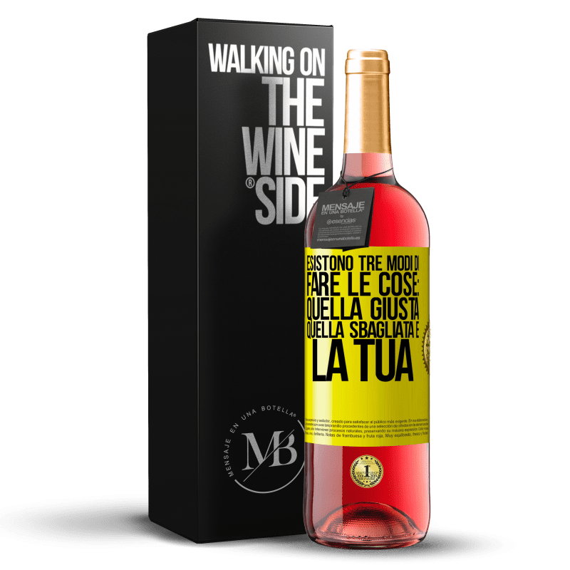 29,95 € Spedizione Gratuita | Vino rosato Edizione ROSÉ Esistono tre modi di fare le cose: quella giusta, quella sbagliata e la tua Etichetta Gialla. Etichetta personalizzabile Vino giovane Raccogliere 2024 Tempranillo