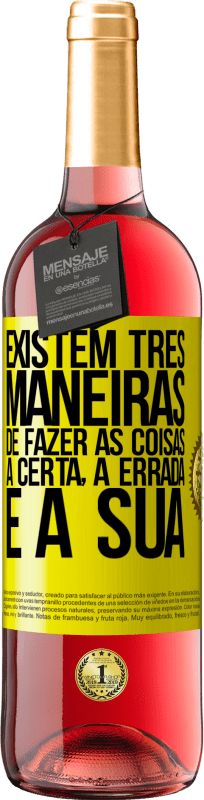 29,95 € Envio grátis | Vinho rosé Edição ROSÉ Existem três maneiras de fazer as coisas: a certa, a errada e a sua Etiqueta Amarela. Etiqueta personalizável Vinho jovem Colheita 2025 Tempranillo