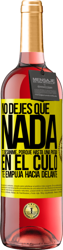 29,95 € Envío gratis | Vino Rosado Edición ROSÉ No dejes que nada te desanime, porque hasta una patada en el culo te empuja hacia delante Etiqueta Amarilla. Etiqueta personalizable Vino joven Cosecha 2025 Tempranillo