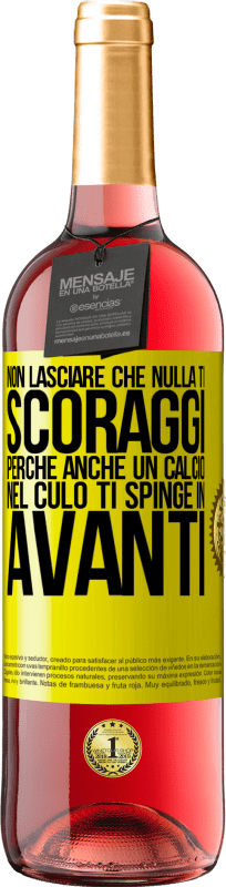 29,95 € Spedizione Gratuita | Vino rosato Edizione ROSÉ Non lasciare che nulla ti scoraggi, perché anche un calcio nel culo ti spinge in avanti Etichetta Gialla. Etichetta personalizzabile Vino giovane Raccogliere 2024 Tempranillo