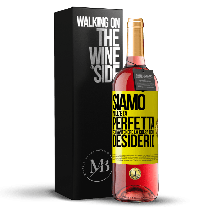 29,95 € Spedizione Gratuita | Vino rosato Edizione ROSÉ Siamo nell'età perfetta per mantenere la colpa, non il desiderio Etichetta Gialla. Etichetta personalizzabile Vino giovane Raccogliere 2024 Tempranillo