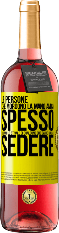 29,95 € | Vino rosato Edizione ROSÉ Le persone che mordono la mano amica, spesso leccano lo stivale di qualcuno che dà dei calci al sedere Etichetta Gialla. Etichetta personalizzabile Vino giovane Raccogliere 2024 Tempranillo