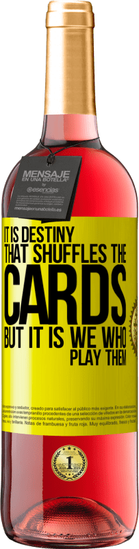 29,95 € | Розовое вино Издание ROSÉ Это судьба, которая тасует карты, но именно мы играем их Желтая этикетка. Настраиваемая этикетка Молодое вино Урожай 2025 Tempranillo