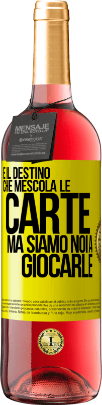 29,95 € | Vino rosato Edizione ROSÉ È il destino che mescola le carte, ma siamo noi a giocarle Etichetta Gialla. Etichetta personalizzabile Vino giovane Raccogliere 2025 Tempranillo