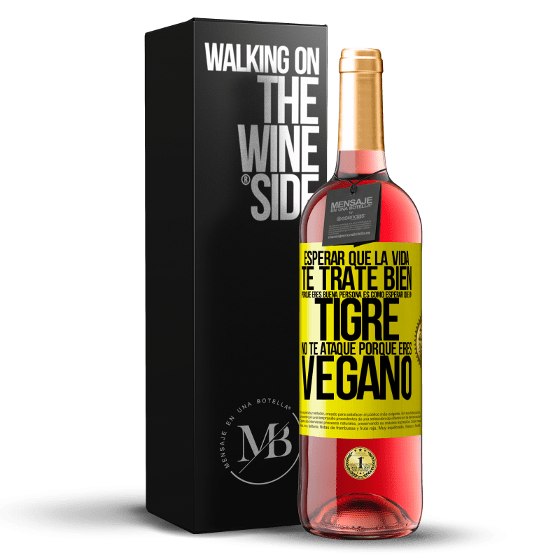 29,95 € Envío gratis | Vino Rosado Edición ROSÉ Esperar que la vida te trate bien porque eres buena persona es como esperar que un tigre no te ataque porque eres vegano Etiqueta Amarilla. Etiqueta personalizable Vino joven Cosecha 2024 Tempranillo